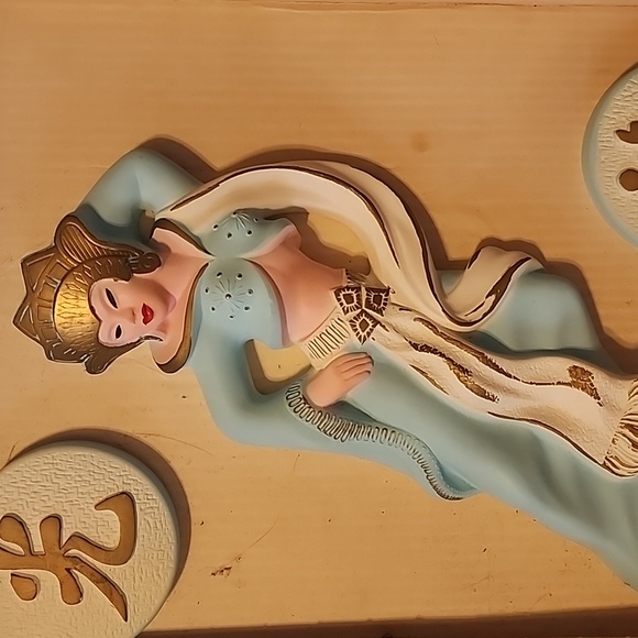 Elegant Wall Decor with Asian Motif - Picture 5 of 5